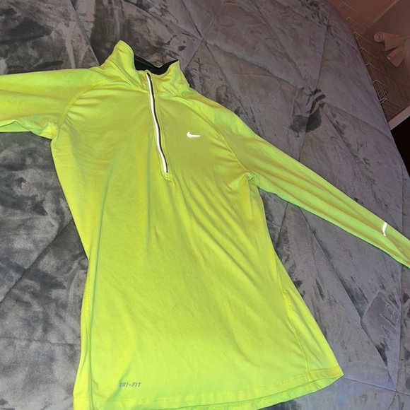 Nike Woman’s Dri-Fit 1/4 Zip - Picture 1 of 4